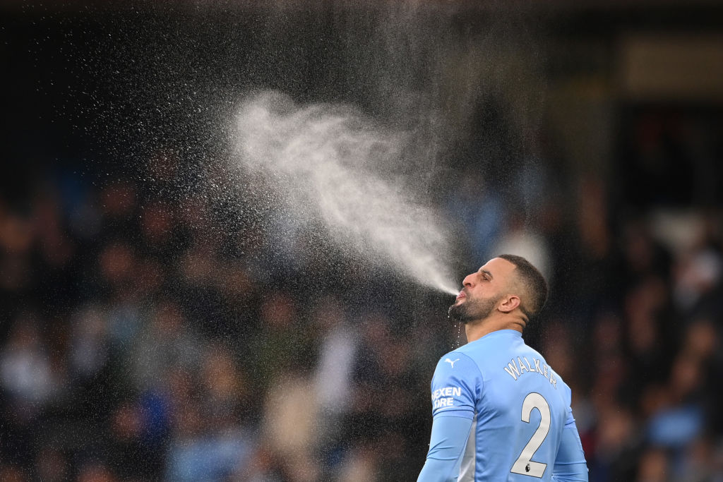 الإنجليزي ووكر يملأ الماء في فمه ثم يرشه