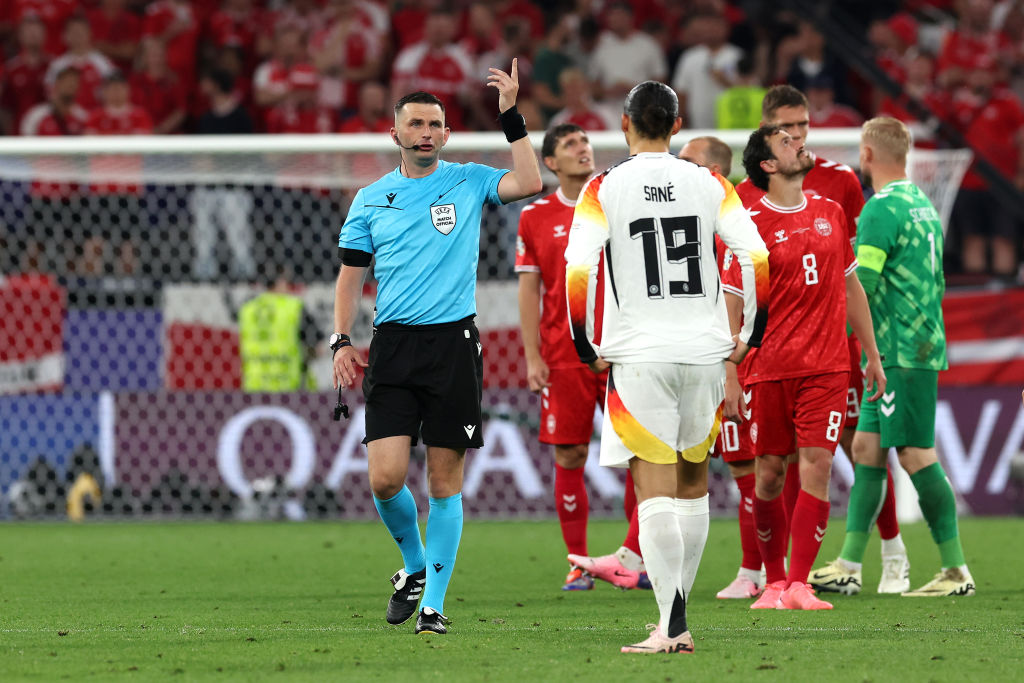 توقفت مباراة ألمانيا والدنمارك بسبب البرق