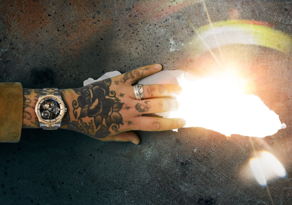 قصة محفورة على الميناء والمُكوِّنات، تدمج الفن بالسرد مع الحفاظ على التميّز التقني الذي تشتهر به الدار