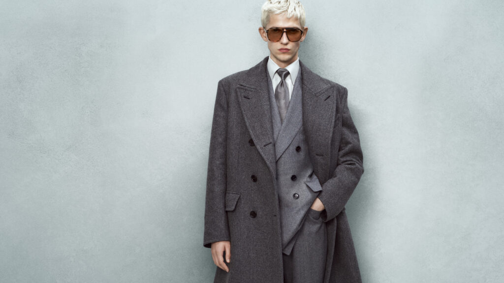 من البدلات الرسمية إلى الجاكيتات الرياضية، توم فورد لخريف 2025 يعيد تعريف أناقة الرجل العصري بأسلوب جرافيكي غير تقليدي.