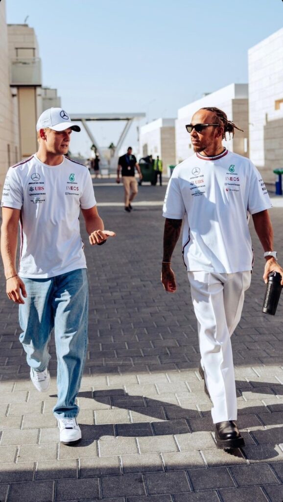لقطة أرشيفية تجمع ميك شوماخر ولويس هاميلتون من كواليس فريق مرسيدس - مصدر الصورة: Pinterest