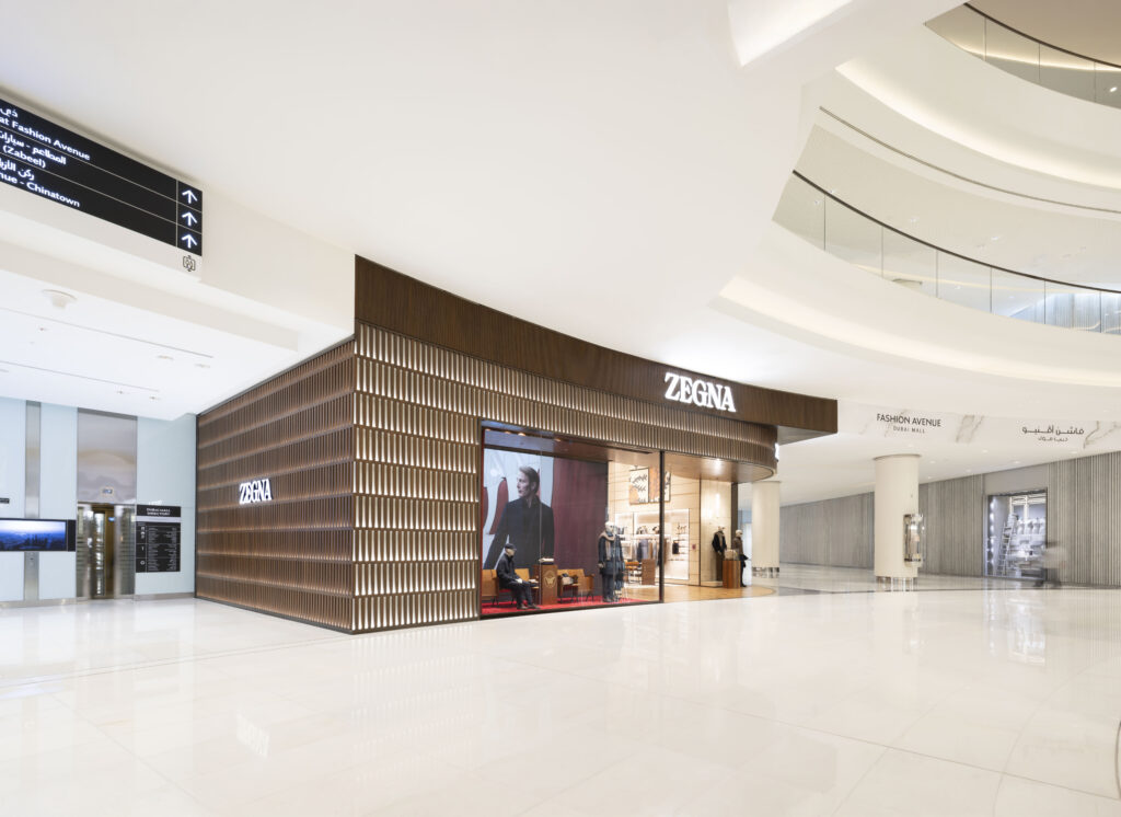 الواجهة الجديدة لمتجر ZEGNA في دبي مول بتصميم خشبي مضاء يبرز فخامة العلامة الإيطالية