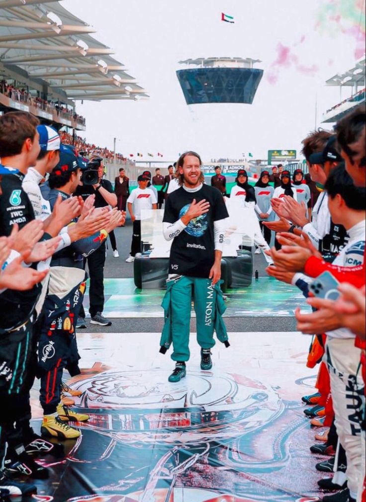 في لفتة احترام وتقدير شكل السائقون حرس شرف لفيتيل قبل آخر سباق له 