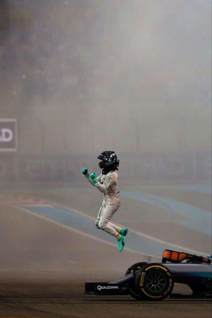 نجح هاميلتون بالفوز في السباق لكن هذا لم يكن كافيًا لحرمان روزبرغ من اللقب 