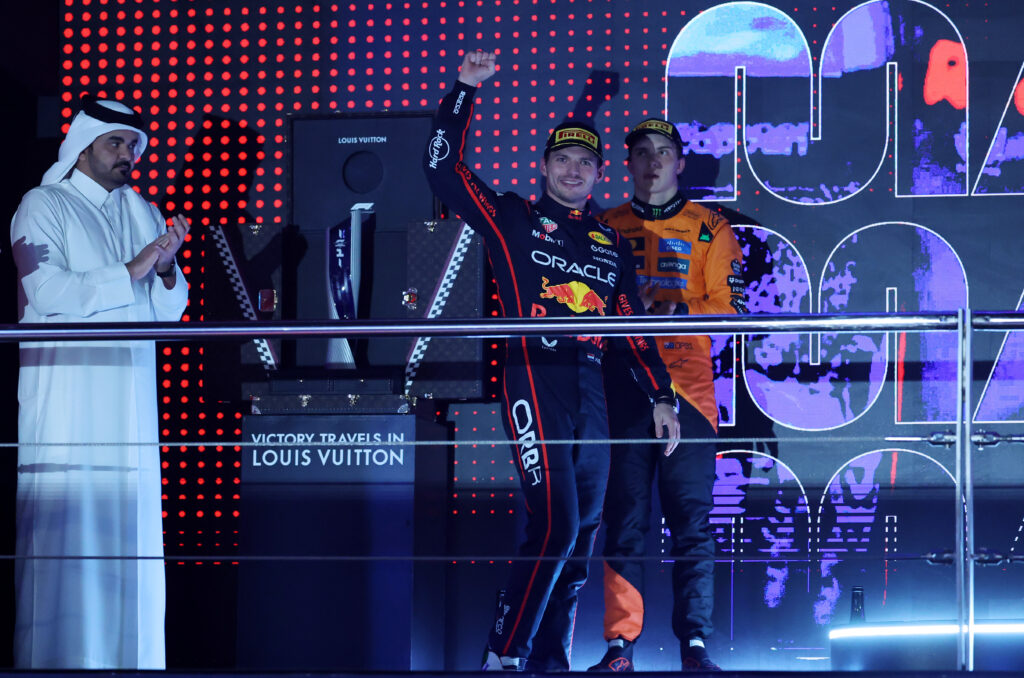 كأس جائزة قطر الكبرى لفورمولا 1 لعام 2025 يتألق في صندوق لويس فويتون الفاخر