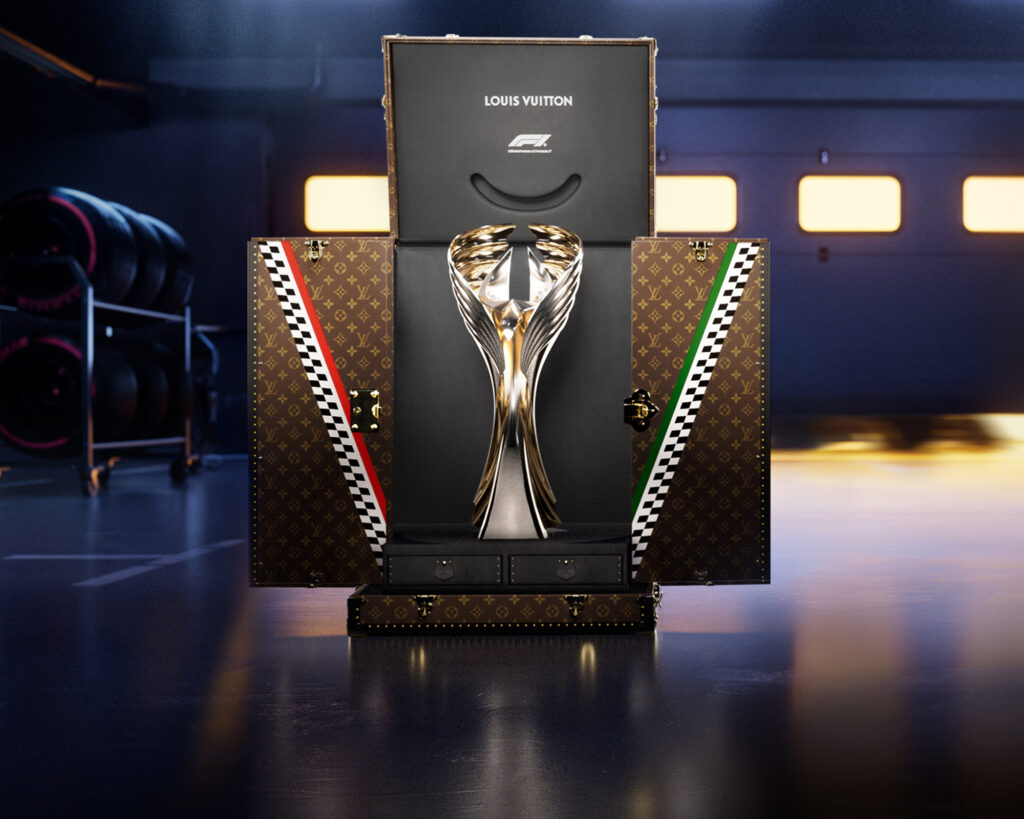 لويس فويتون تكرّس أناقتها على الحلبة: صندوق حِرفي يرافق لحظة التتويج في أبوظبي 2025